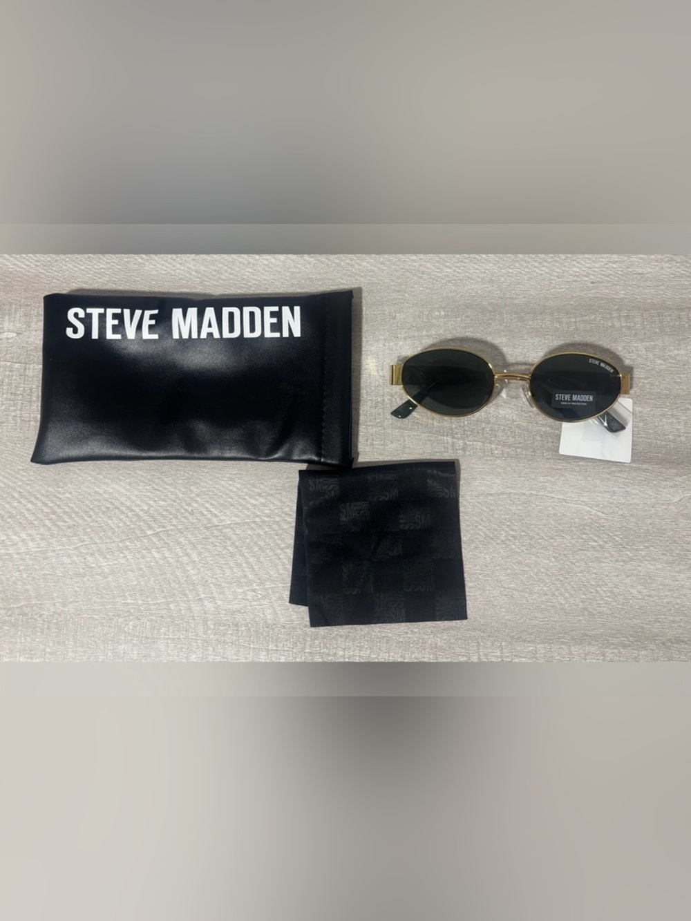 Steve Madden Mystie Sunglasses
NWT in Pouch Gold rimmed, UV protection